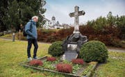 Historiker Hans Fässler am Grab von Johann Ulrich Zellweger in Trogen, einem Wohltäter, der aber auch von Sklavenarbeit auf Kuba profitierte. (Bild: Urs Bucher (Trogen, 23. Januar 2018))