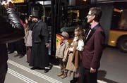 Am Bahnhof Bern steht das Ensemble nach dem Auftritt für den Applaus bereit. (Bild: PD)