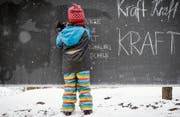 Wandtafel im Gehölz: Die Waldkinder lernen in natürlicher Umgebung nach dem Lehrplan. (Bild: Beat Belser/PD)