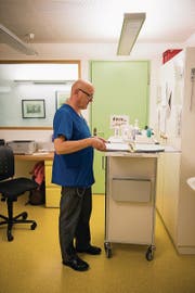 Stationsleiter Herbert Fasolt kontrolliert die Patientenakten. (Bild: Sabrina Stübi)