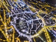 Eine nächtliche Drohnenaufnahme der St.Galler Innenstadt. Die unterschiedliche Farbe des Lichts im Zentrum und an den Hängen fällt sofort auf. (Bild: Chris Oswald/www.chrispix.ch)