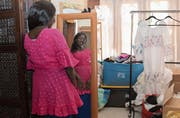 Gefragte Textilien: Eine Frau in Dakar probiert ein Kleid aus St. Galler Stoff an. (Bild: Katja Müller (Dakar, 29. Januar 2018))