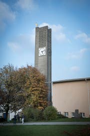 Die Grünflächen rund um die Kirche und das Kirchgemeindehaus Grossacker sollen künftig naturnaher gepflegt werden. Dies ist eine Massnahme, um das Umweltlabel "Grüner Güggel" zu erhalten. (Bild: Ralph Ribi)