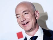 Amazon-Chef Jeff Bezos hat gut Lachen: Sein Vermögen stieg in der Nacht auf Freitag um 12 Milliarden, weil die Amazon-Aktie in die Höhe geschossen ist. (Archiv). (Bild: KEYSTONE/EPA/CLEMENS BILAN)
