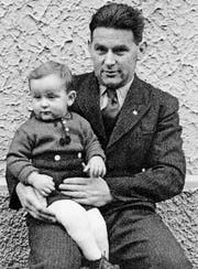 Edgar Oehler auf den Knien seines Vaters Ludwig Oehler-Eschenmoser. (Bild aus: Familiengeschichte)