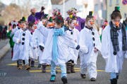 Die Lust, sich zu verkleiden: Kinder des Grossacker-Schulhauses ziehen an der Fasnacht 2017 als Schneemänner und Schneefrauen durchs Quartier. (Bild: (Urs Bucher))