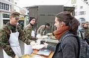 Ein Zmittag für fünf Franken: Angehende Armeeküchenchefs bekochen Passanten auf dem Bohl. (Bild: Leonardo Da Riz)
