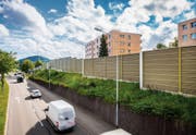Schutzwände, wie hier an der Zürcher Strasse in St. Gallen, mindern die Lärmbelastung der Anwohner. (Bild: Urs Bucher)