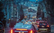Wie man die tägliche Blechlawine (im Bild auf der Teufener Strasse) besser in den Griff bekommt, darüber ist man sich in der CVP der Stadt St. Gallen uneins. Darum entscheidet eine Mitgliederversammlung übers Ja oder Nein zur Mobilitäts-Initiative. (Bild: Benjamin Manser (8. Februar 2016))