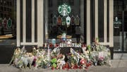 Vor dem Starbucks in der Marktgasse ist ein Mahnmal entstanden. (Bild: Hanspeter Schiess)