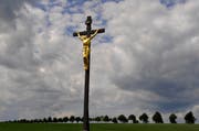 Die Katholische Kirche schafft es im Gemeinwohlatlas der HSG auf Rang 67, hinter die Firma Intersport. Die evangelische Landeskirche belegt Platz 23, hinter dem Coop. Über 14'000 Leute wurden befragt, wie viel Organisationen in der Schweiz zum Gemeinwohl beitragen. (Matthias Rietschel/AP/dapd/Symbolbild)