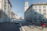 Die Taxistandplätze auf der Westseite des Bahnhofplatzes sind etwa 120 Meter von der Ankunftshalle entfernt. (Bild: Hanspeter Schiess)