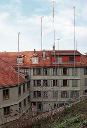 Die Bauvisiere am Hang vor dem Haus Mühlensteg 3. (Bild: Reto Voneschen)