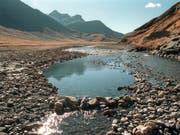 In den Schweizer Auenböden lagern beträchtliche Mengen Mikroplastik. Selbst in abgelegenen Berggebieten haben Berner Forscher Mikroplastik im Boden gefunden. (Bild: KEYSTONE/ARNO BALZARINI)