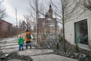 Bis im Frühling die Kräuter, Sträucher und Bäume ergrünen, müssen die Besucher im neuen Park beim Naturmuseum selber Farbtupfer setzen. (Bild: Ralph Ribi)