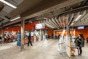 Die Migros Neumarkt hat drei bediente Kassen abgeschafft. Dafür wurde das Self-Scanning ausgebaut. (Bild: Hanspeter Schiess)