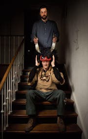 Andy Storchenegger (hinten) hilft Stephan Solenthaler, dem Präsidenten des Straubenzeller Römpelvereins, in seine neue Maske. (Bild: Benjamin Manser)