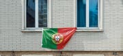 6 von 100 Quartierbewohnern in der Lachen sind Portugiesen. Vor allem während grosser Fussballturniere zeigen sie Flagge. (Bild: Hanspeter Schiess)