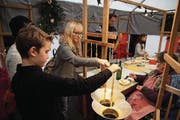 Wer Kerzen zieht, braucht Geduld. Am Basteltisch kann der Kreativität anschliessend freien Lauf gelassen werden. (Bild: Perrine Woodtli)