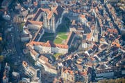 Apéro in der St. Galler Innenstadt: Wenn das Wetter mitspielt, trifft sich der Gesamtbundesrat morgen mit der Bevölkerung auf dem Klosterplatz. (Bild: Urs Bucher (Urs Bucher))