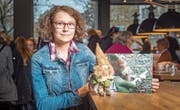 Julia Morosi präsentiert ihr Bilderbuch «Was ist nur mit Julius los?»: Sie hat es selber geschrieben, inszeniert und fotografiert. (Bild: Urs Bucher)