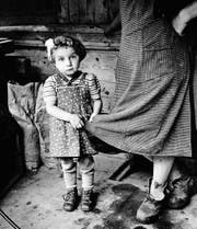 Viele Verdingkinder wurden auf Bauernhöfen ausgenutzt: ein Bild aus dem Jahr 1954. (Bild: Walter Studer/Keystone)
