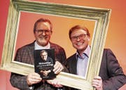 «Lebensgemälde»: Der aus Birwinken stammende Unternehmer und Maler Jürg Opprecht (links) präsentiert mit dem Bischofszeller Publizisten Roman Salzmann seine Biografie. (Bild: PD)