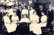 Ein Bild vergangener Zeiten: Mutter Maria Staly mit ihren Kindern um 1912. (Bild: PD/Archiv Familie Staly)