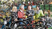 In der grossen Ausstellungshalle des Velogeschäfts treffen sich Nella und Norbert Krapf mit Ralph und Claudia Haldimann. (Bild: Donato Caspari)