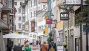 Schlendern in der St. Galler Altstadt: In den Ostschweizer Innenstädten stehen immer mehr Ladenlokale leer. (Bild: Urs Bucher)