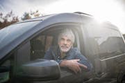 Reto Caluori fährt mit seinem Auto für das Rote Kreuz. (Bild: Benjamin Manser)