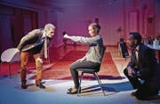 Ehe-Rettungsübung: Valentin (Daniel Koller) soll Joanas (Rita Bänziger) zornige Faust öffnen. (Bild: Vanessa Püntener/Theater Winterthur)
