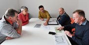 Stadtrat Claudio Zaffonato (Bildmitte) bat Andi Gmünder (Werkhof Sulgen), Marion Gessner (Tierschutz Kreuzlingen), Rolf Mettler (Leiter Werkhof Amriswil) und Martin Schaller (Bauverwaltung Amriswil) für einen Austausch ins Stadthaus, um die nächsten Schritte zu planen. (Bild: Manuel Nagel)