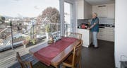 Hannah Blatter in der Küche ihrer Alterswohnung in Gossau - bei Bedarf findet die 86-Jährige einen Heimplatz unter dem gleichen Dach. (Bild: Ralph Ribi)