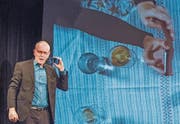 Joachim Rittmeyer präsentiert sein Videoexperiment: Meisterhaftes Spiel auf verschiedenen Realitätsebenen. (Bild: Hilde Eberhard)
