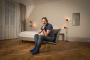 Jacques Erlanger sitzt im Zimmer, in dem das Theaterstück aufgeführt wird und morgen auch das Podium stattfindet. (Bild: Hanspeter Schiess)