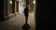 Dem Opfer ständig auf den Fersen: Nicht immer lassen sich Stalker mit Bussen abschrecken. (Bild: Michel Canonica)