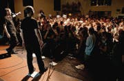 Typische Stimmung an einem früheren Slam in der Grabenhalle. Das buntgemischte Publikum entscheidet über den Finaleinzug der Slammer. (Bild: pd/Slamgallen)