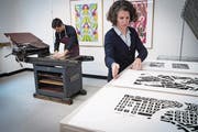 Einblick in die belebte Architekturwerkstatt im zweiten Stock der St. Galler Hauptpost – mit Atelier und Druckwerkstatt samt historischer Presse namens "Korrex". (Bild: Ralph Ribi)