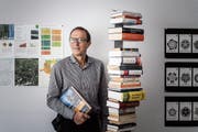 Im Bücherregal von Theo Hutter, dem Leiter der Fachstelle für Statistik des Kantons St. Gallen, steht ein Buch mit dem Titel «So lügt man mit Statistik». (Bild: Michel Canonica)
