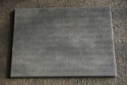 Gedenktafel am Schulhaus Tschudiwies. Es ist nach dem Schriftsteller, Naturforscher und Staatsmann Friedrich von Tschudi benannt. Ihm und seiner Familie gehörte einst die Liegenschaft, auf der Anfang der 1950er-Jahre das Schulhaus gebaut wurde. (Bild: Reto Voneschen - 28. April 2015)