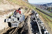 Christian Herzog bringt Sandstein zur Baustelle am Rebberg, wo eine stabile und stützende Trockensteinmauer erstellt wird. (Bild: Rudolf Hirtl)