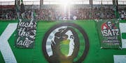 Wer in den vordersten Reihen des Espenblocks inmitten der Fahnen stehen darf, wird von den Fanclubs entschieden. (Bild: Urs Bucher)