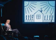 Manuel Stahlberger referiert mit viel Schalk über die Kunst des Zeichnens: «Macht nicht den Fehler, zwei Sonnen zu zeichnen.» (Bild: Urs Bucher)