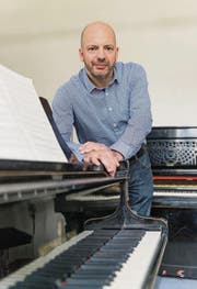 Ein paar Notenblätter und ein YouTube-Clip: Chorleiter Bernhard Bichler ist bereit fürs Nordklang-Festival. (Bild: Hanspeter Schiess)