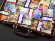 Die Meldestelle für Geldwäscherei des Bundes hat eine Rekordzahl von Verdachtsmeldungen erhalten. Die betroffenen Vermögen belaufen sich auf insgesamt über 16 Milliarden Franken. (Symbolbild) (Bild: KEYSTONE/MARTIN RUETSCHI)