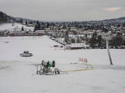 Die Schneekanone in St. Georgen läuft. (Bild: Hanspeter Schiess)