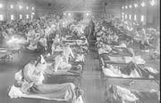 Grippekranke, so weit das Auge reicht: Krankenlager in Fort Riley in Kansas. (Bild: National Museum of Health/AP)