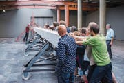 Das Vernissage-Publikum schafft es mit gemeinsamer Kraft, einen Betonträger zum Bersten zu bringen. (Bilder: pd/Jason Klimatsas, Zürich)