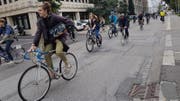 Rund 50 Personen auf dem Velo überbrachten dem Volkswirtschaftsdepartement über 2200 Unterschriften zum Erhalt der Velo-Werkstatt. (Bild: Luca Ghiselli)